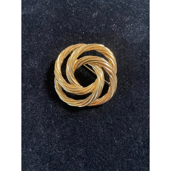 Lot of 2 vintage Gold Tone Brooches Trifari and Monet Signed - Picture 4 of 7